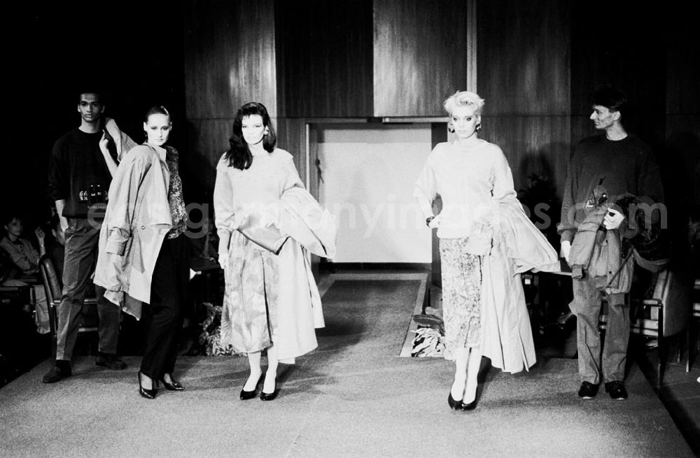 GDR picture archive: Berlin-Mitte - Berlin Modeshow Grotex GmbH zur Eröffnungskollektion Herbst/Winter 1990 Berlin - Intern. Handelszentrum 11.07.9