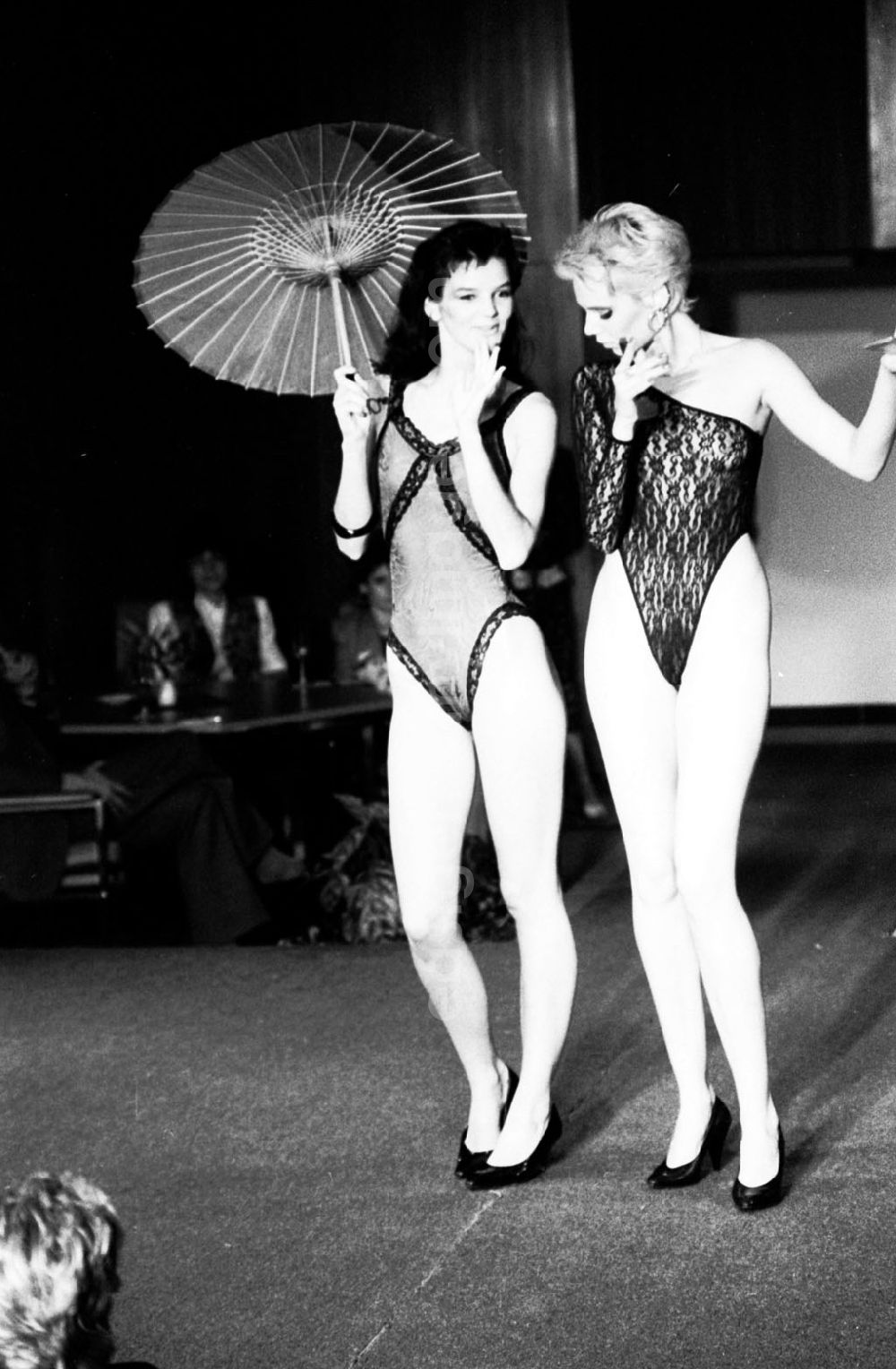 GDR image archive: Berlin-Mitte - Berlin Modeshow Grotex GmbH zur Eröffnungskollektion Herbst/Winter 1990 Berlin - Intern. Handelszentrum 11.07.9