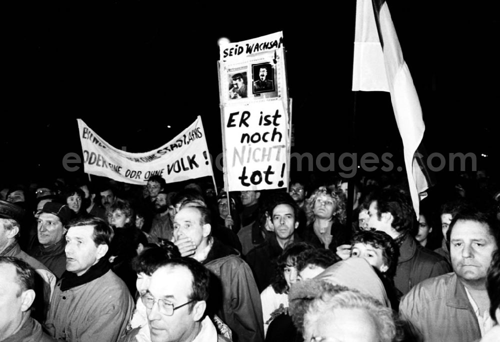 Berlin: Berlin Modrow schlichtet Demo vor ehem. Stasi-Ministerium 15.01.9