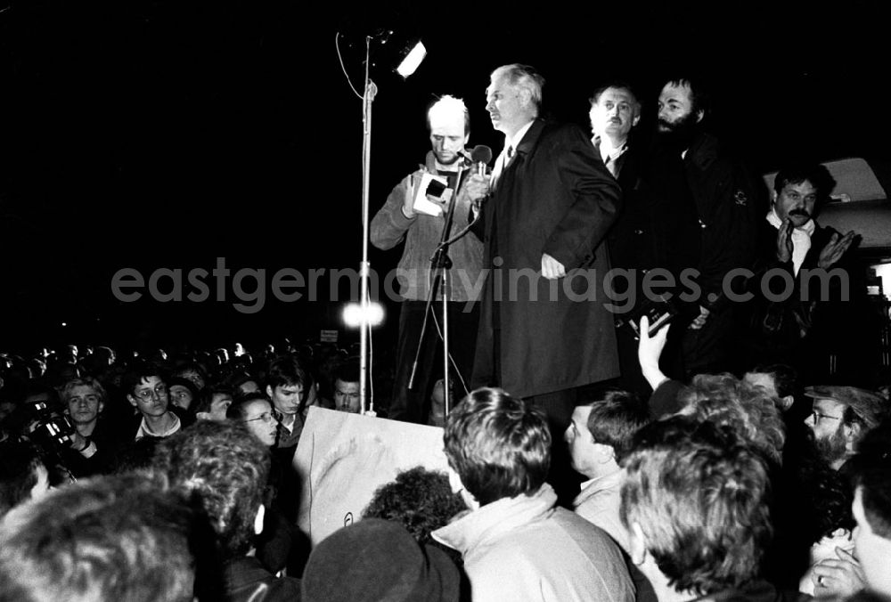 GDR photo archive: Berlin - Berlin Modrow schlichtet Demo vor ehem. Stasi-Ministerium 15.01.9