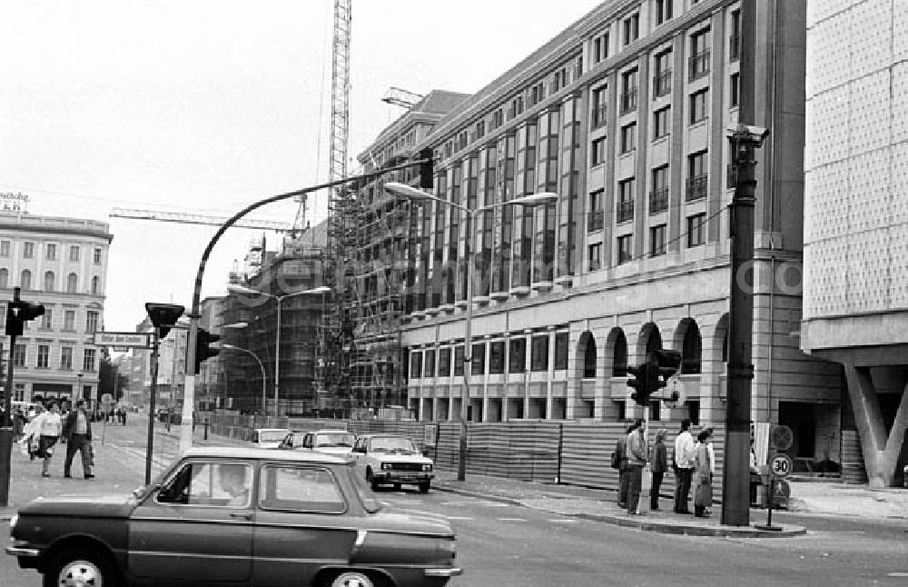 GDR image archive: Berlin-Mitte - 22.09.1986 Berlin Motive, Blick auf das Grand Hotel Friedrichstraße/Behrenstraße in Berlin-Mitte Umschlagnr.: 1