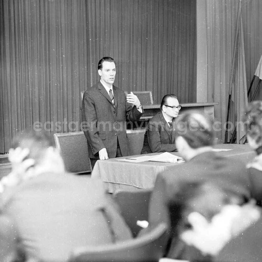 GDR photo archive: Berlin - Berlin März 1966 Volkskorrespondenten - Konferenz. Referat hält Walter Florath.