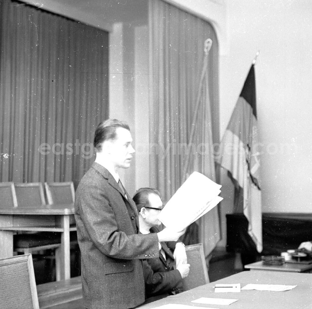 GDR picture archive: Berlin - Berlin März 1966 Volkskorrespondenten - Konferenz. Referat hält Walter Florath.