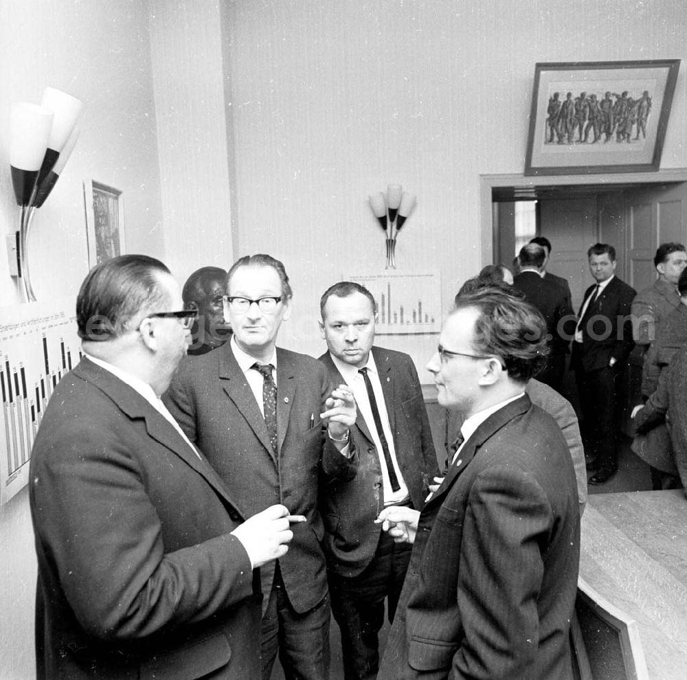 Berlin: Berlin März 1966 Volkskorrespondenten - Konferenz. Referat hält Walter Florath.