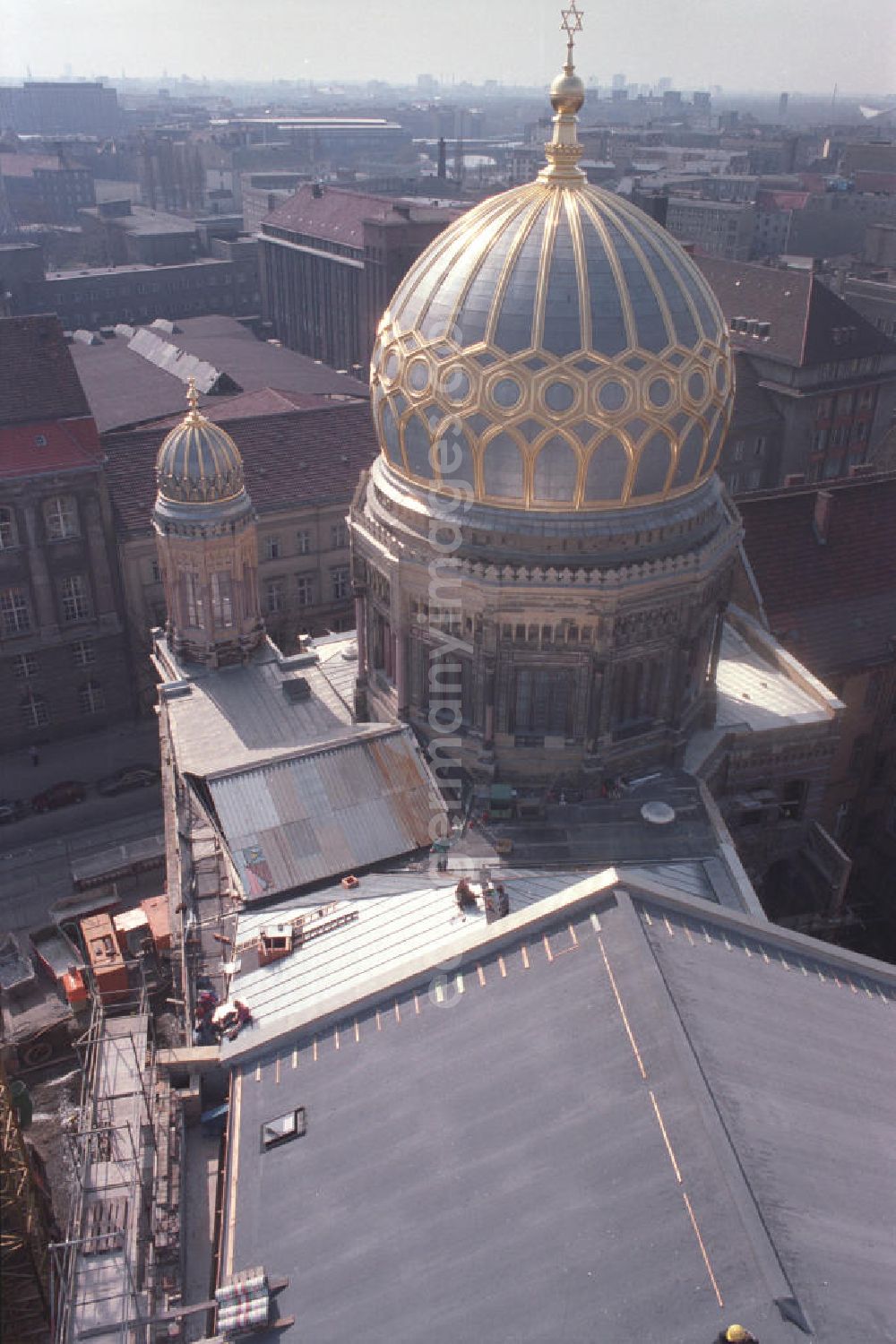GDR image archive: Berlin - Wiederaufbau der Neuen Synagoge in der Oranienburger Strasse. Die Rückseite der rekonstruierten Straßenfront mit Kopfbau und überkuppelter Vorhalle.