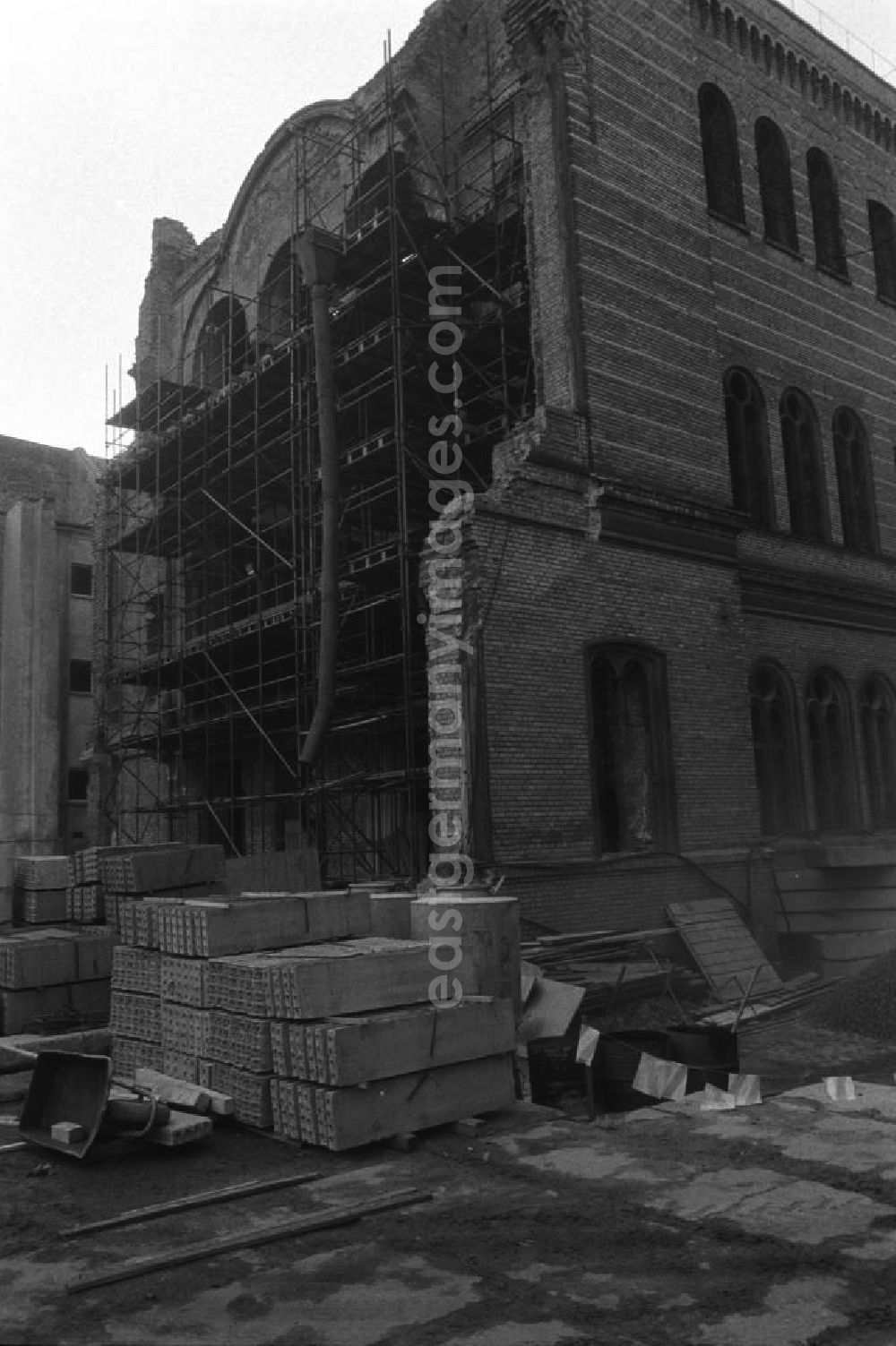 GDR picture archive: Berlin - Wiederaufbau / Rekonstruktion der Neuen Synagoge in der Oranienburger Strasse. Baustelle des Vestibüls oder der ehemaligen Vor- bzw. Wochentagsynagoge.