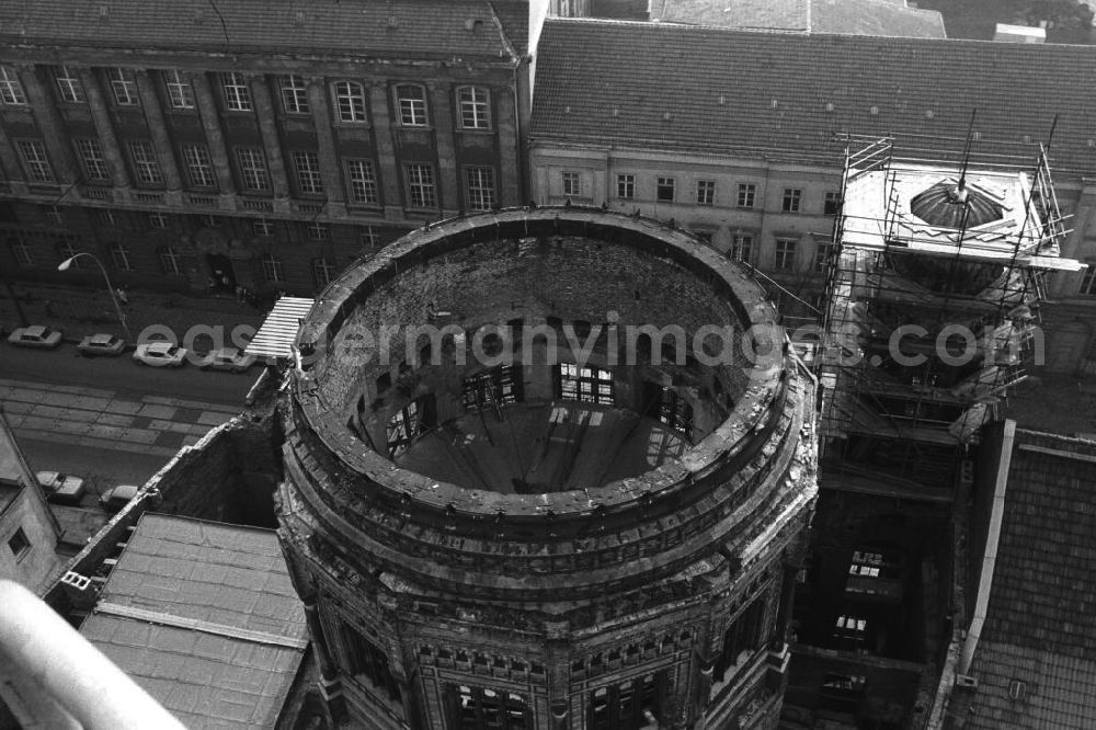 Berlin: Wiederaufbau / Rekonstruktion der Neuen Synagoge in der Oranienburger Strasse. Baustelle der Straßenfront mit Kopfbau und überkuppelter Vorhalle von der Rückseite.