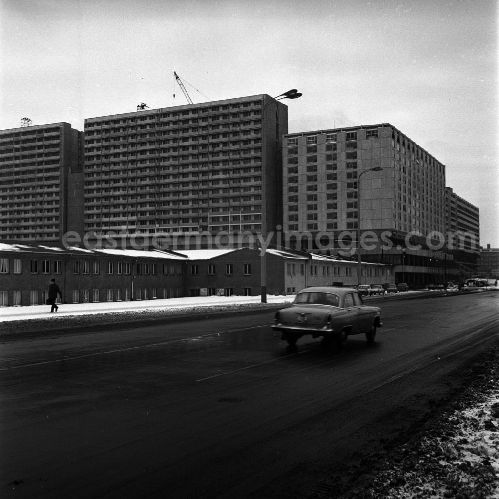 GDR picture archive: Berlin - Die Baustelle Rathausstraße / Karl-Liebknecht-Straße. Das Stelzenhaus in der Rathausstraße. Auf der Strasse ein russischer PKW Typ Wolga M 21.