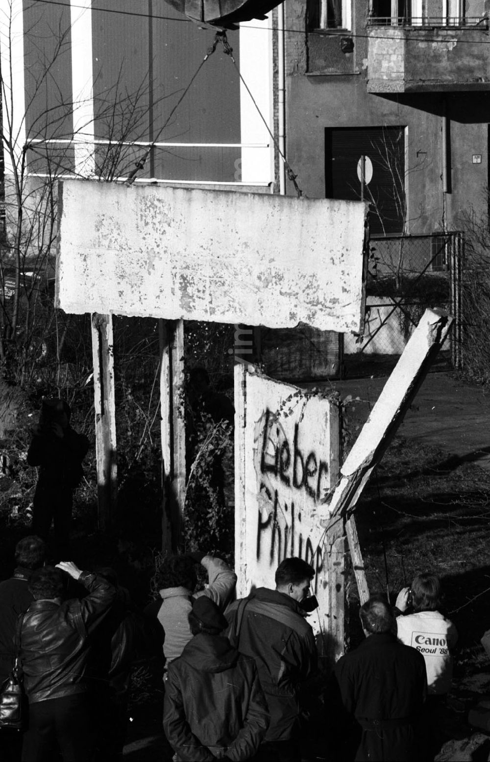 GDR photo archive: Berlin-Pankow - Berlin Pankow Abriß letzter innerstädtischer Mauersegmente in Berlin Provinzstr Pankow 30.11.9