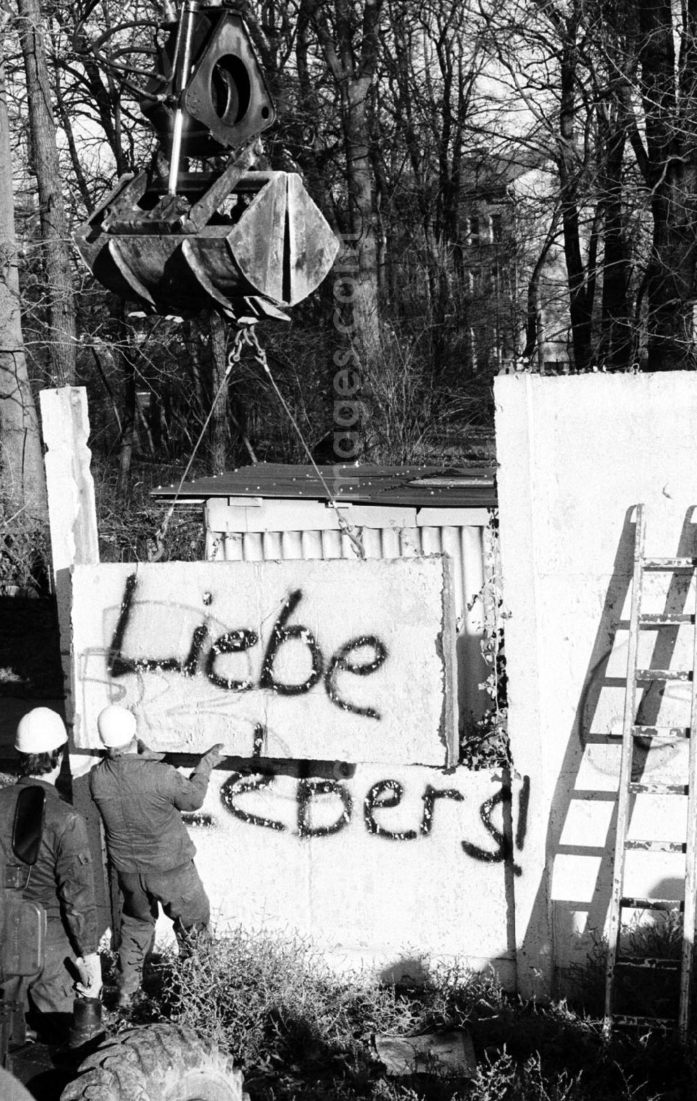 GDR picture archive: Berlin-Pankow - Berlin Pankow Abriß letzter innerstädtischer Mauersegmente in Berlin Provinzstr Pankow 30.11.9