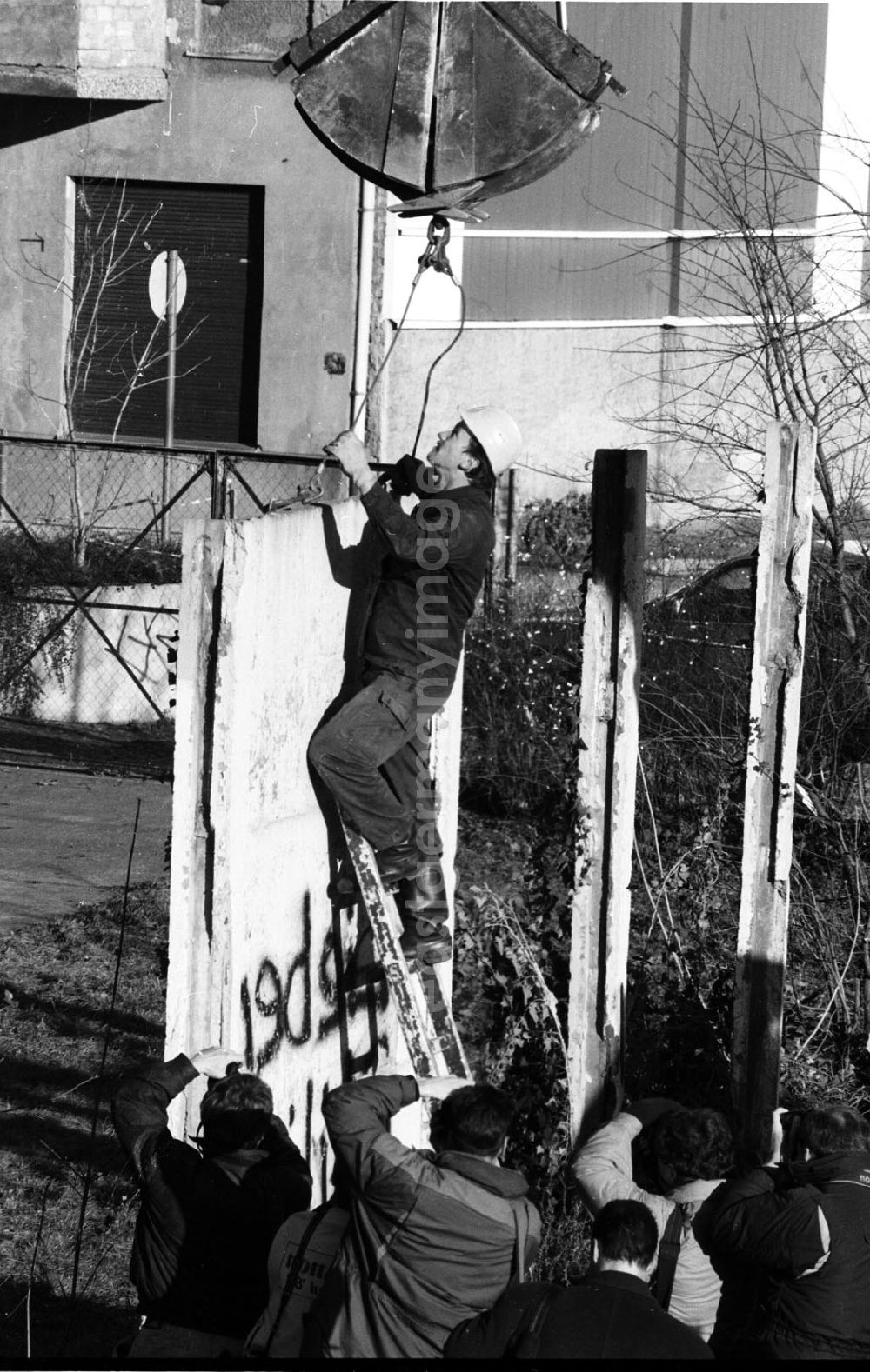 GDR image archive: Berlin-Pankow - Berlin Pankow Abriß letzter innerstädtischer Mauersegmente in Berlin Provinzstr Pankow 30.11.9