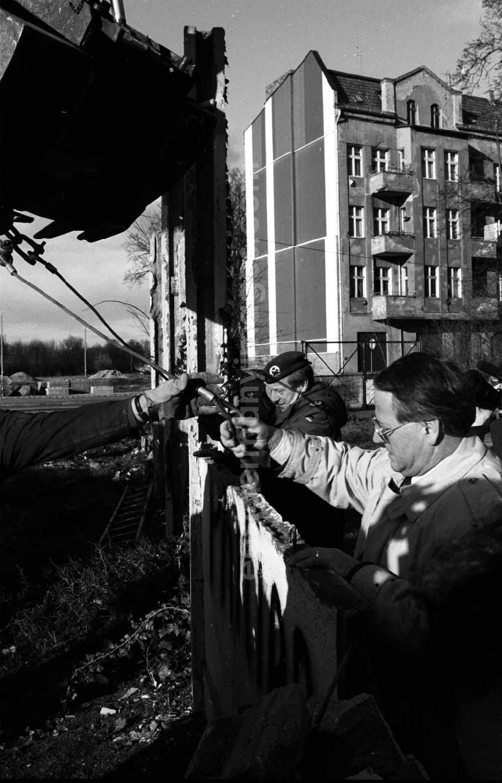 GDR picture archive: Berlin-Pankow - Berlin Pankow Abriß letzter innerstädtischer Mauersegmente in Berlin Provinzstr Pankow 30.11.9