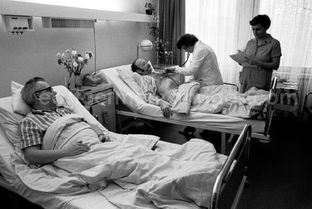 GDR photo archive: unbekannt - Berlin Patienten im nun offenen Regierungskrankenhaus 09.01.9