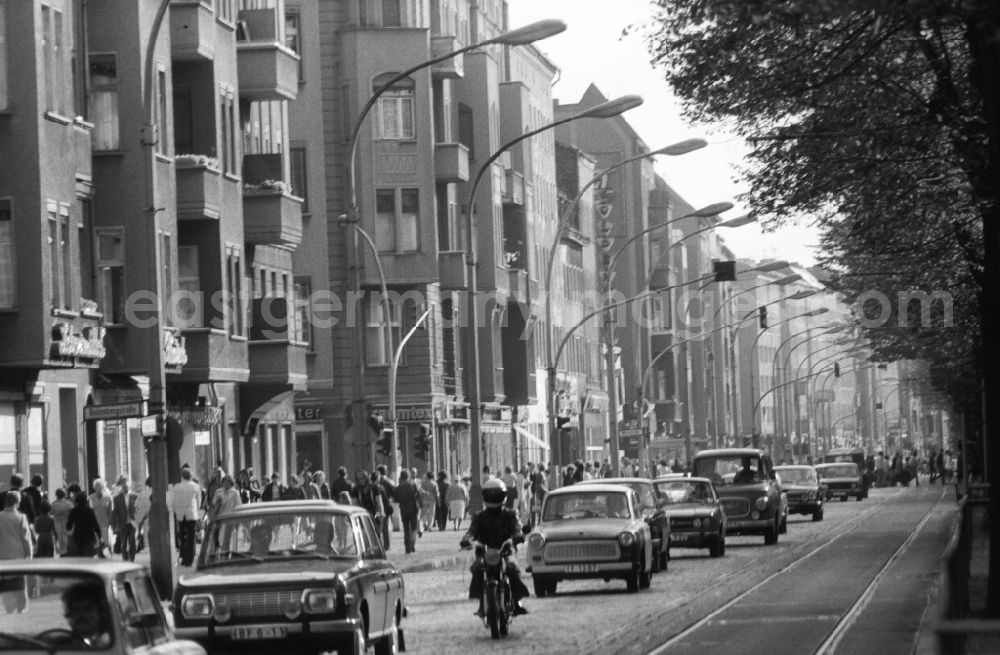 GDR picture archive: Berlin - Straßenverkehr mit Autos bzw. Krafträder vom Typ u.a. Wartburg, Trabant, Barkas, Simson auf der Schönhauser Allee im Berliner Stadtteil Prenzlauer Berg.
