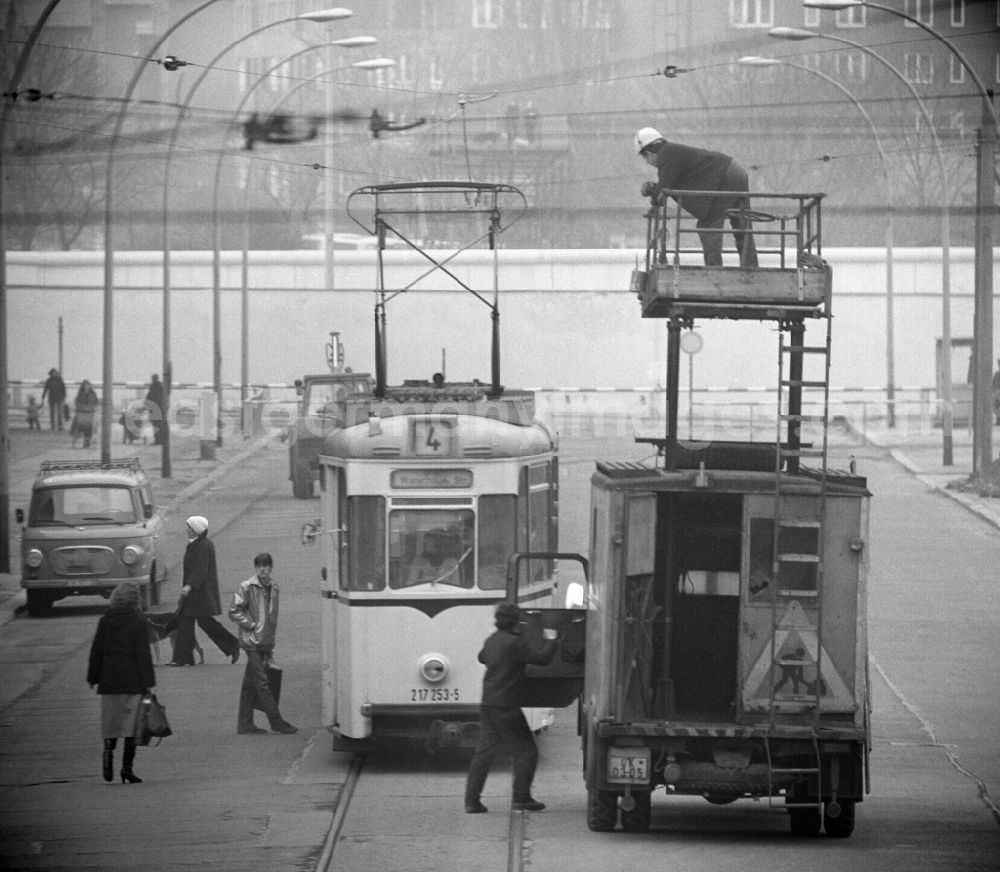 GDR image archive: Berlin - Blick über Reperaturarbeiten an einer Straßenbahn-Oberleitung auf der Eberswalder Straße in Richtung Mauer bzw. Bernauer Straße mit Aussichtsplattform.