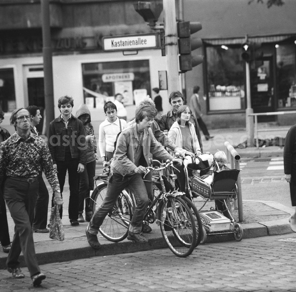 GDR image archive: Berlin - Passanten überqueren die Kastanienallee im Berliner Stadtteil Prenzlauer Berg.