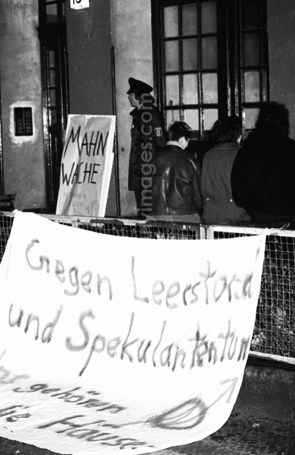 GDR picture archive: Berlin - Berlin Protestmahnwache von Besetzern vor dem Wohnsitz von W. Momper, Bln.-Fichtestr. 15 11.