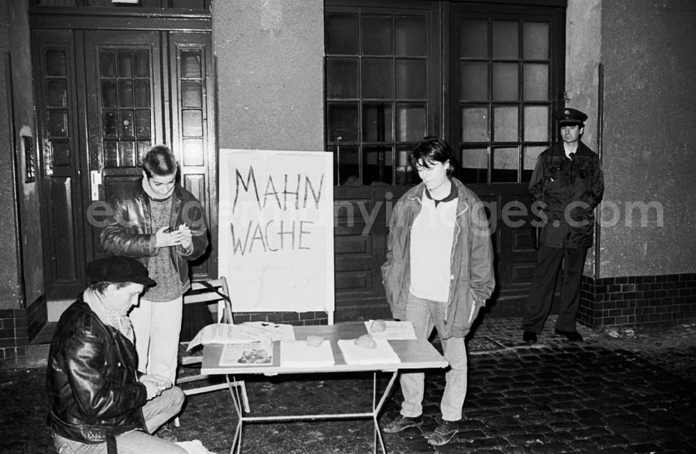 Berlin: Berlin Protestmahnwache von Besetzern vor dem Wohnsitz von W. Momper, Bln.-Fichtestr. 15 11.