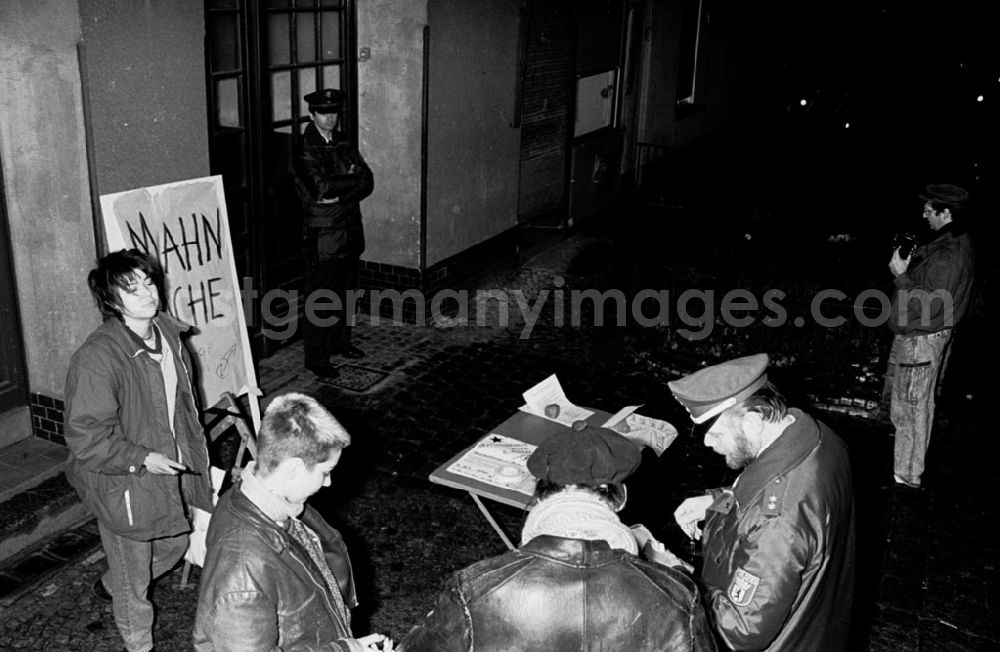 GDR image archive: Berlin - Berlin Protestmahnwache von Besetzern vor dem Wohnsitz von W. Momper, Bln.-Fichtestr. 15 11.