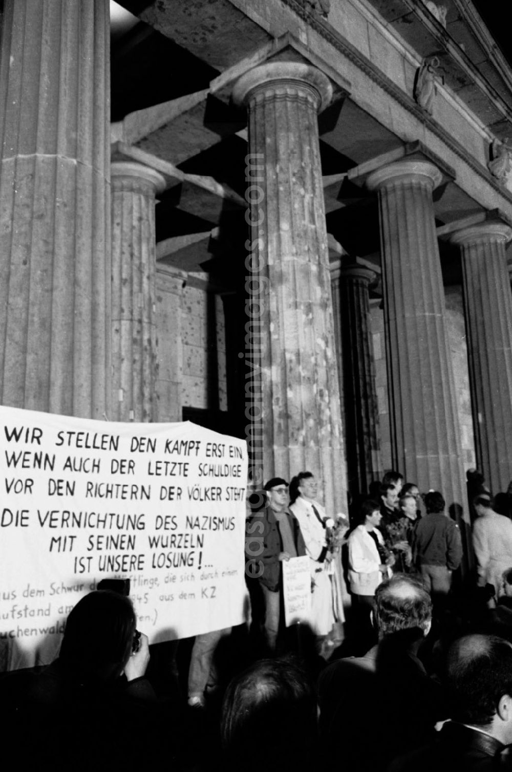 GDR image archive: Berlin-Mitte - Berlin Vor dem Schauspielhaus, Empfang der Politiker 02.10.9