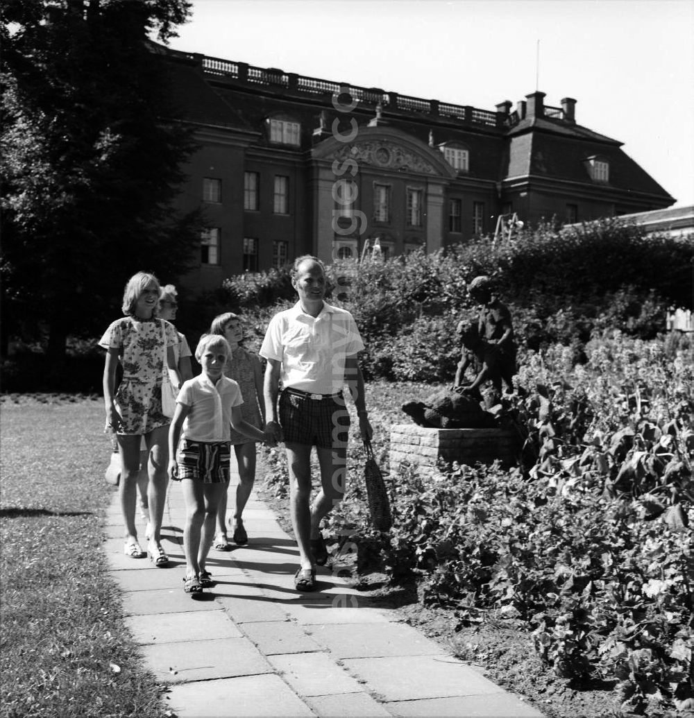 GDR image archive: Berlin - Schloss Köpenick / Kunstgewerbemuseum. Eine Familie besucht den Landschaftsgarten / Schlosspark.
