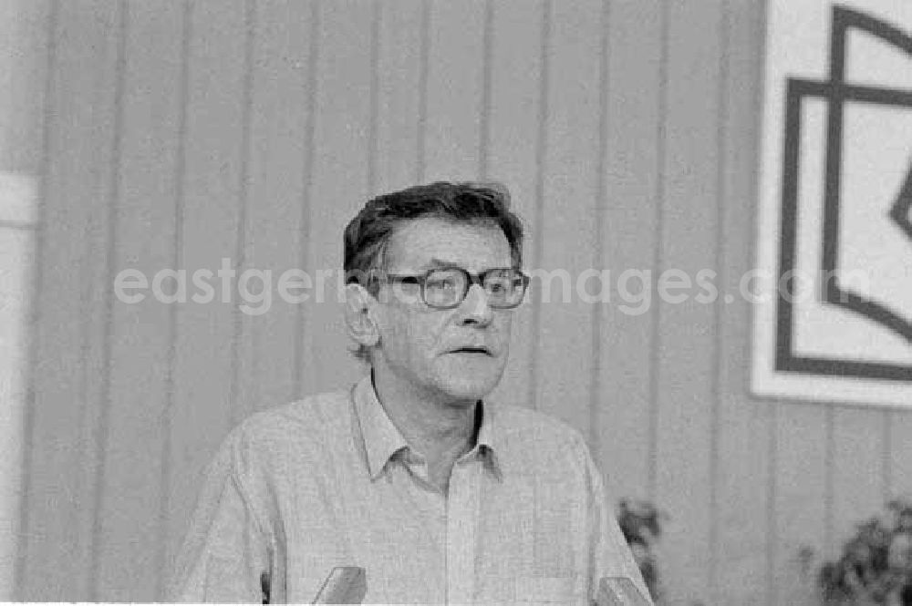 GDR picture archive: Berlin - 24.11.87 Berlin X. Schriftstellerkongress Rainer Kerndl