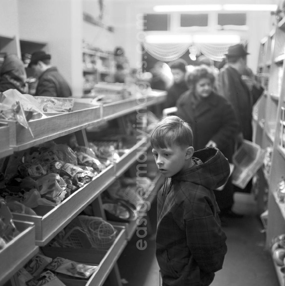 Berlin: Das will ich haben - mit offenem Mund betrachtet ein Junge einen Monat vor Weihnachten in einem Spielwarengeschäft in der Schönhauser Allee in Berlin die Spielzeugregale. Die Schönhauser Allee gehörte zu den beliebtesten Einkaufsstraßen in Ost-Berlin.
