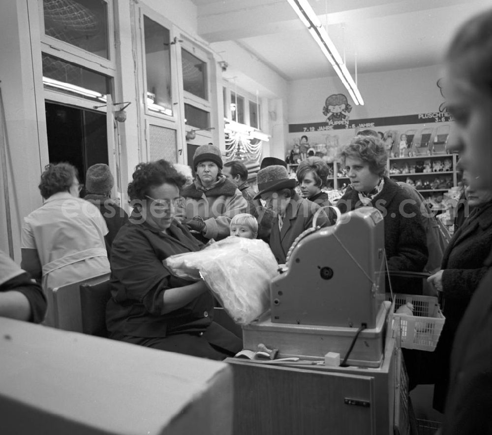 GDR photo archive: Berlin - Einen Monat vor Weihnachten herrscht in einem Spielwarengeschäft in der Schönhauser Allee in Berlin dichter Andrang. Die Schönhauser Allee gehörte zu den beliebtesten Einkaufsstraßen in Ost-Berlin.