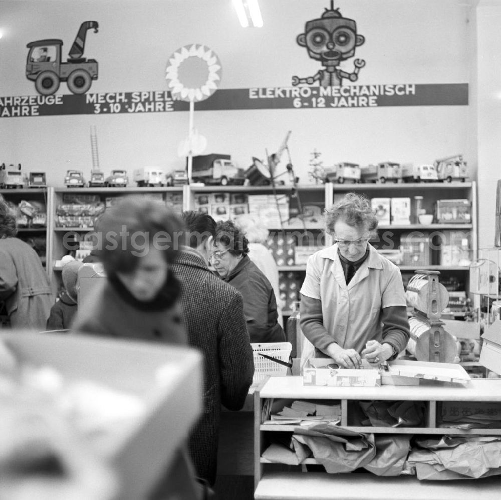 GDR image archive: Berlin - Einen Monat vor Weihnachten herrscht in einem Spielwarengeschäft in der Schönhauser Allee in Berlin dichter Andrang. Die Schönhauser Allee gehörte zu den beliebtesten Einkaufsstraßen in Ost-Berlin.