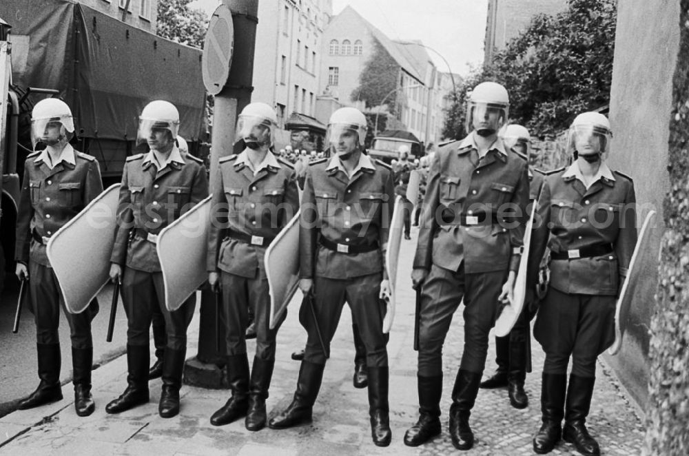 GDR picture archive: Berlin - Berlin Straßenschlacht mit der Polizei 23.06.9