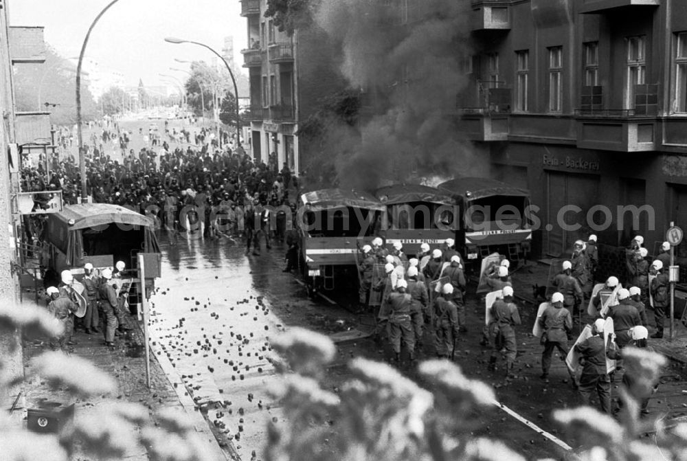 GDR image archive: Berlin - Berlin Straßenschlacht mit der Polizei 23.06.9