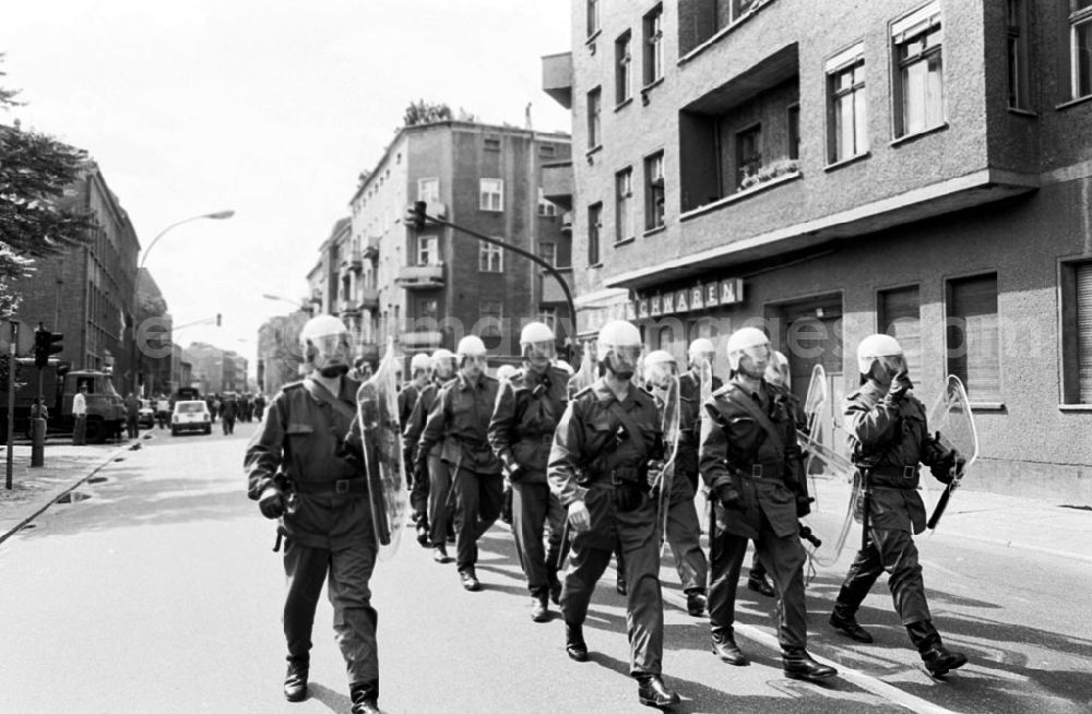 GDR photo archive: Berlin - Berlin Straßenschlacht mit der Polizei 23.06.9