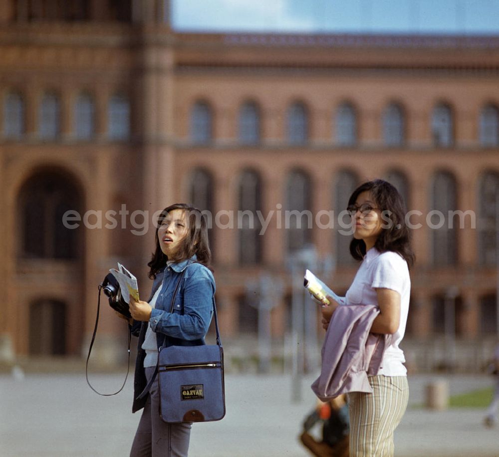 GDR photo archive: Berlin - Zwei ausländische Touristinnen mit Reiseführer und Kamera ausgerüstet, besichtigen Berlins neue Mitte auf dem Platz vor dem Roten Rathaus. Mit der Errichtung des Fernsehturmes sowie der Umgestaltung seiner Umgebung Mitte der 6