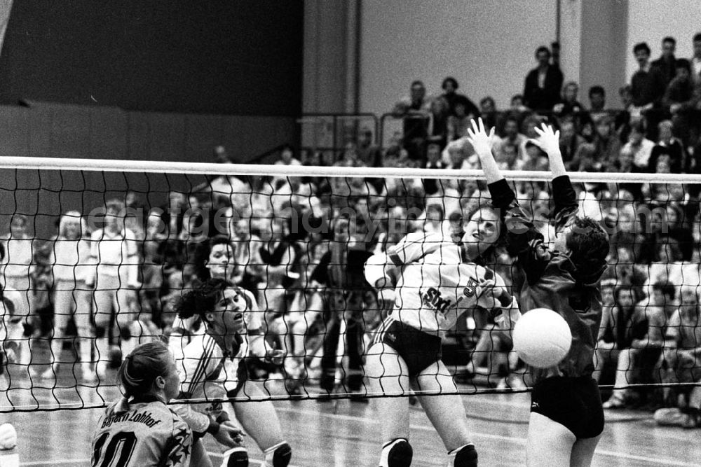 GDR photo archive: Berlin - Berlin Volleyball der Damen von Ost und West in Berlin 27.10.9