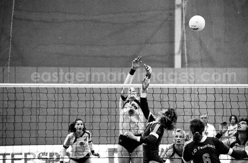 GDR picture archive: Berlin - Berlin Volleyball der Damen von Ost und West in Berlin 27.10.9