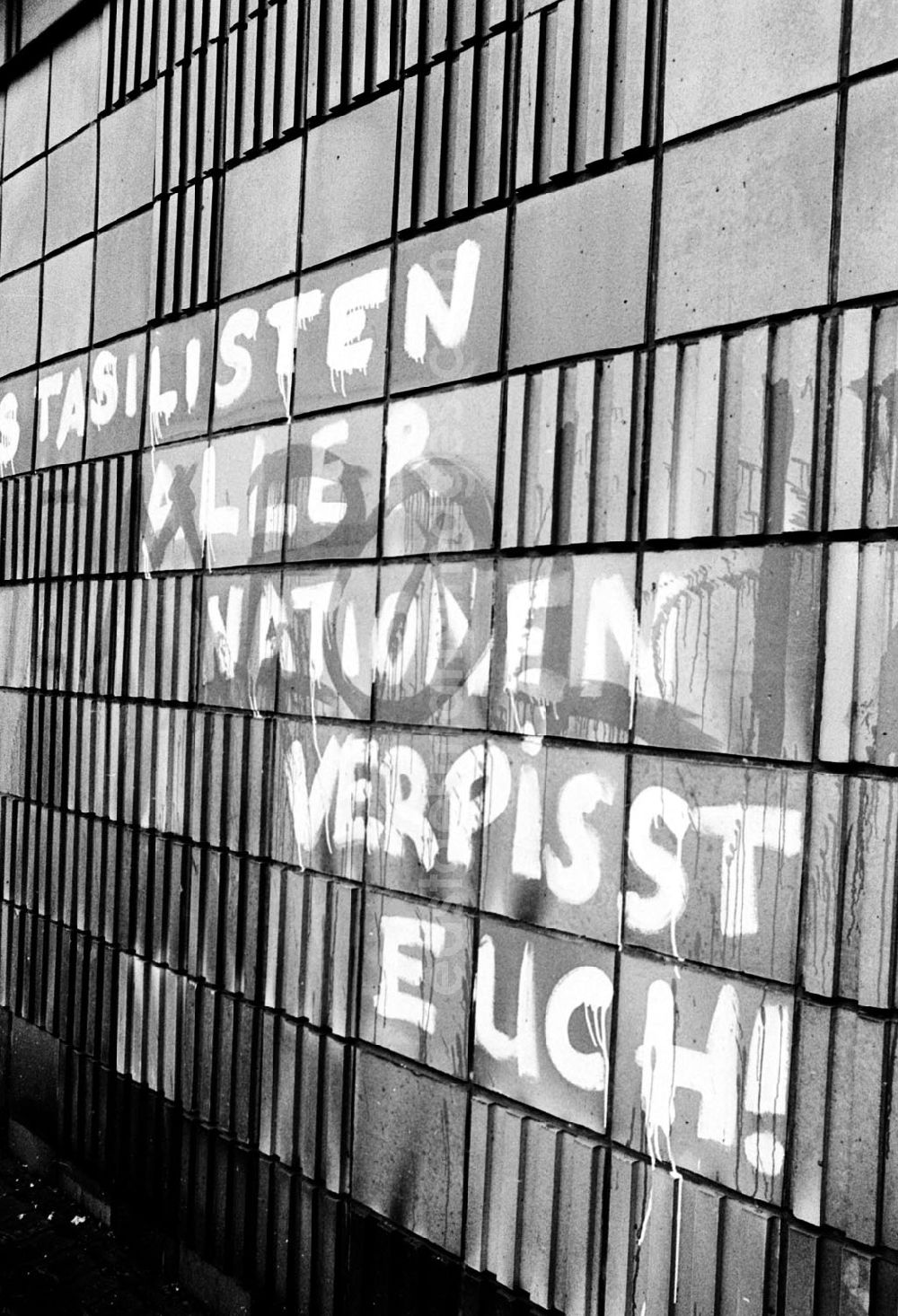 GDR picture archive: Berlin - Berlin Zerstörungen im ehemaligen Stasi-Ministerium 16.01.9