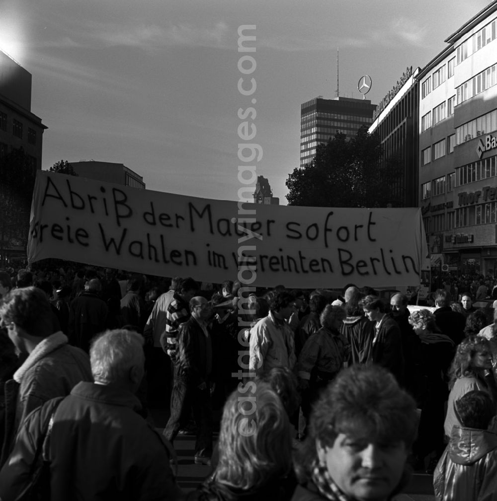 GDR photo archive: Berlin - Schöneberg - Berlin to demonstrate Tauentzienstraße for the demolition of the wall and free elections in a united Berlin. In the background is the Europe Center
