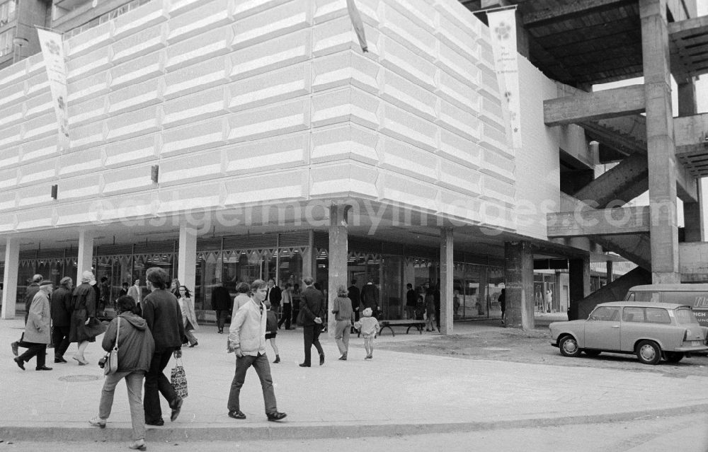 GDR image archive: Berlin - The Berlin Market Hall at the Alex in Berlin, the former capital of the GDR, German Democratic Republic