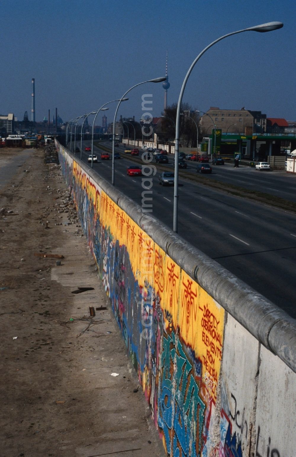 GDR picture archive: Berlin - Friedrichshain - View of the Berlin Wall city inward in Berlin - Friedrichshain. The painted part of the former border installation of the GDR is located in the Stralauer Allee