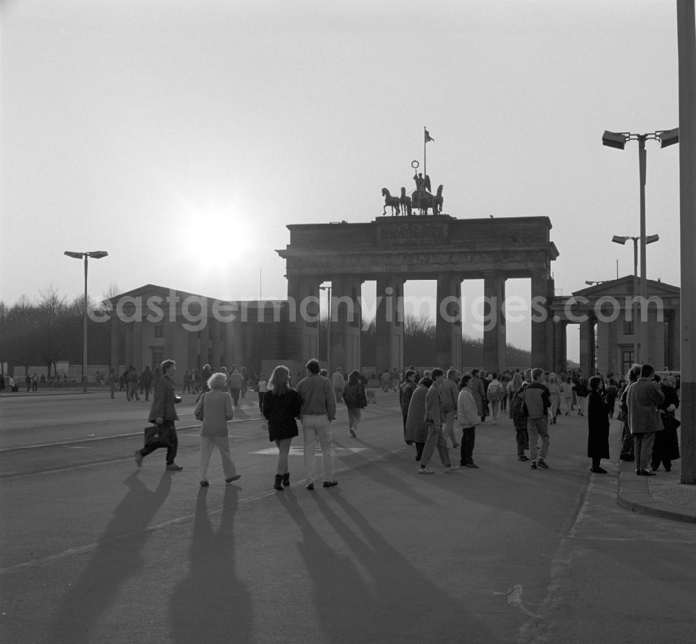 GDR image archive: Berlin - Berliners and tourists can walk freely walk through the Brandenburg Gate in Berlin