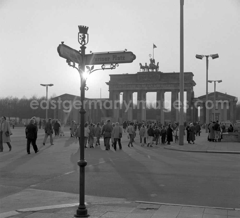 GDR photo archive: Berlin - Berliners and tourists can walk freely walk through the Brandenburg Gate in Berlin