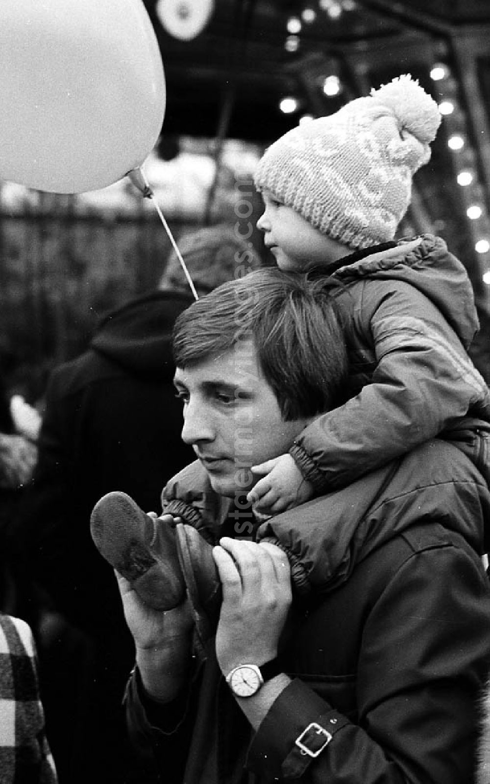 GDR image archive: Berlin - 29.11.1982 Berliner Weihnachtsmarkt Umschlagnr.: 1172
