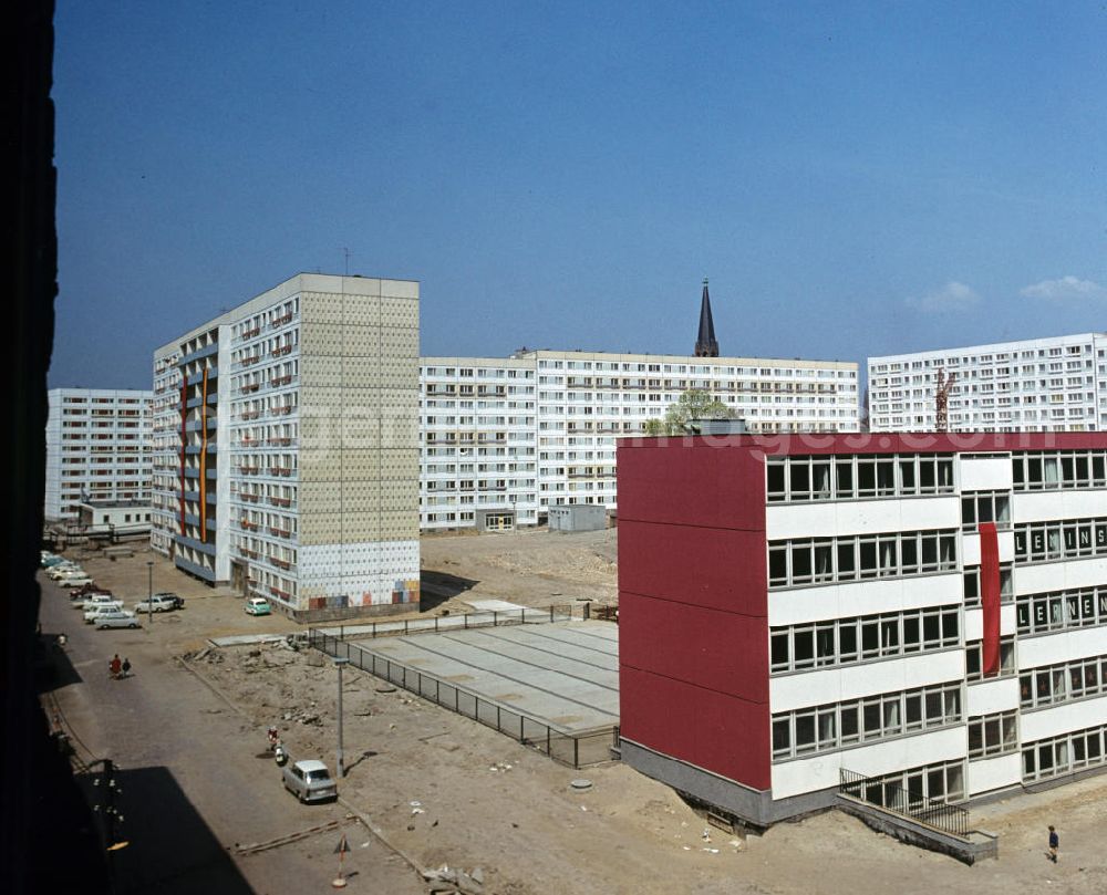 GDR photo archive: Berlin - Moderne Neubauten sollen Ost-Berlin als Hauptstadt der DDR das Antlitz einer sozialistischen Großstadt verleihen - hier Blick auf ein typisches Neubauviertel mit integriertem Schulgebäude. Der bestehende Wohnungsmangel entwickelte sich in der DDR seit den 6