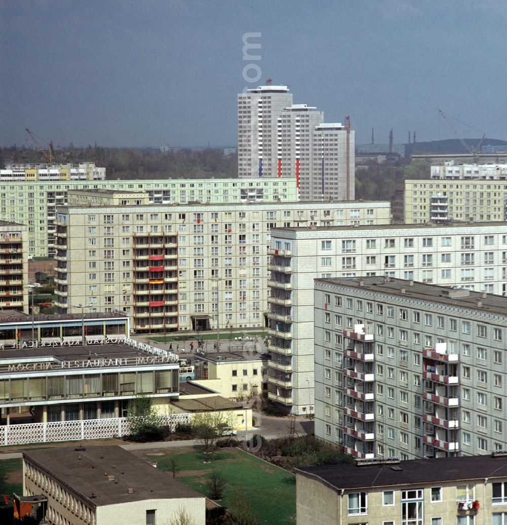 GDR picture archive: Berlin - Moderne Neubauten sollen Ost-Berlin als Hauptstadt der DDR das Antlitz einer sozialistischen Großstadt verleihen - hier Blick auf die Hochhäuser entlang der Karl-Marx-Allee, dazwischen der Pavillon, in dem sich das beliebte Café Moskau befindet. Der bestehende Wohnungsmangel entwickelte sich in der DDR seit den 6