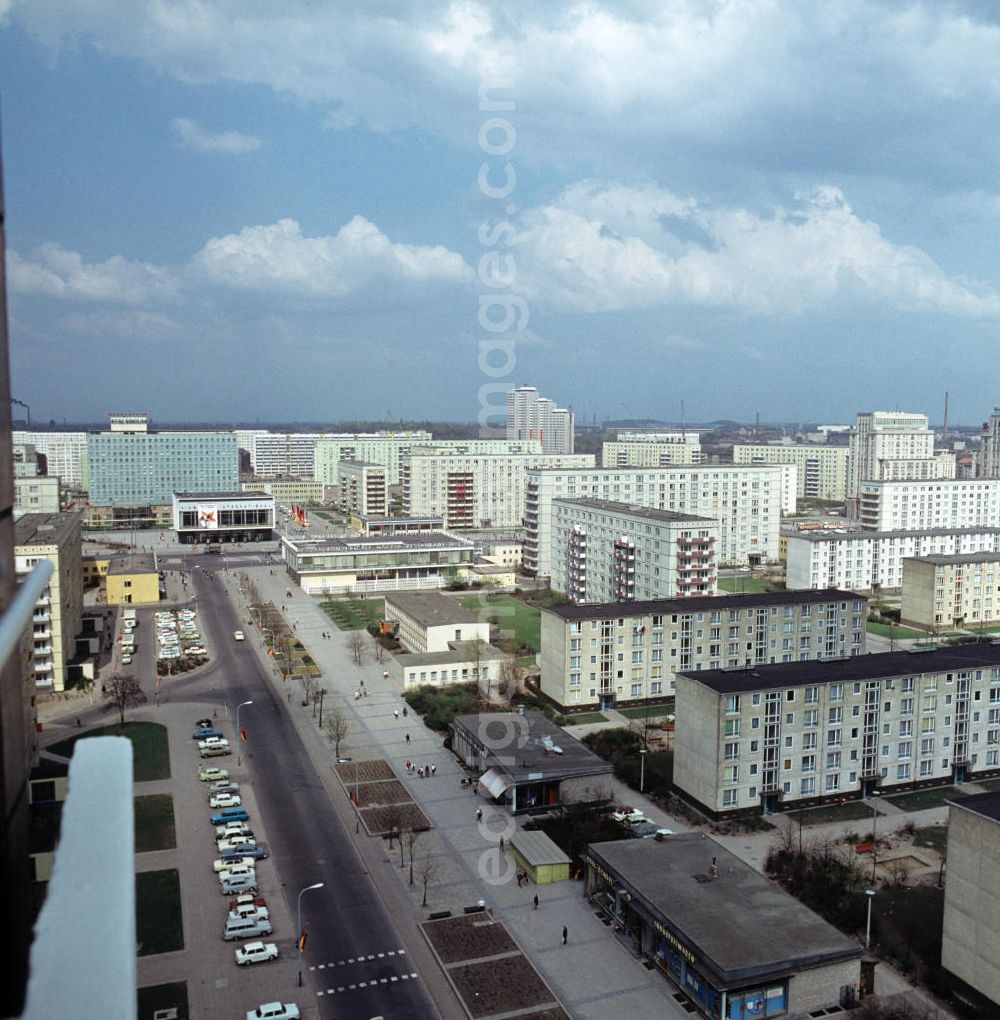 Berlin: Moderne Neubauten sollen Ost-Berlin als Hauptstadt der DDR das Antlitz einer sozialistischen Großstadt verleihen - hier Blick auf die Hochhäuser entlang der Schillingstraße zum Café Moskau (r), dem Kino International und dem Hotel Berolina. Der bestehende Wohnungsmangel entwickelte sich in der DDR seit den 6