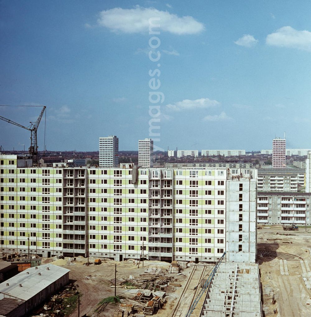 GDR image archive: Berlin - Moderne Neubauten sollen Ost-Berlin als Hauptstadt der DDR das Antlitz einer sozialistischen Großstadt verleihen. Der bestehende Wohnungsmangel entwickelte sich in der DDR seit den 6