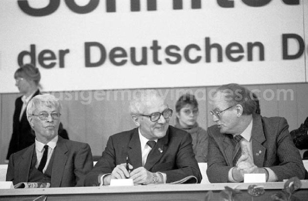 GDR image archive: Berlin - X. Schriftstellerkongress, Schriftsteller Stephan Hermlin (li) Staatsratsvorsitzender Erich Honecker(Mitte) und Schriftsteller Hermann Kant.