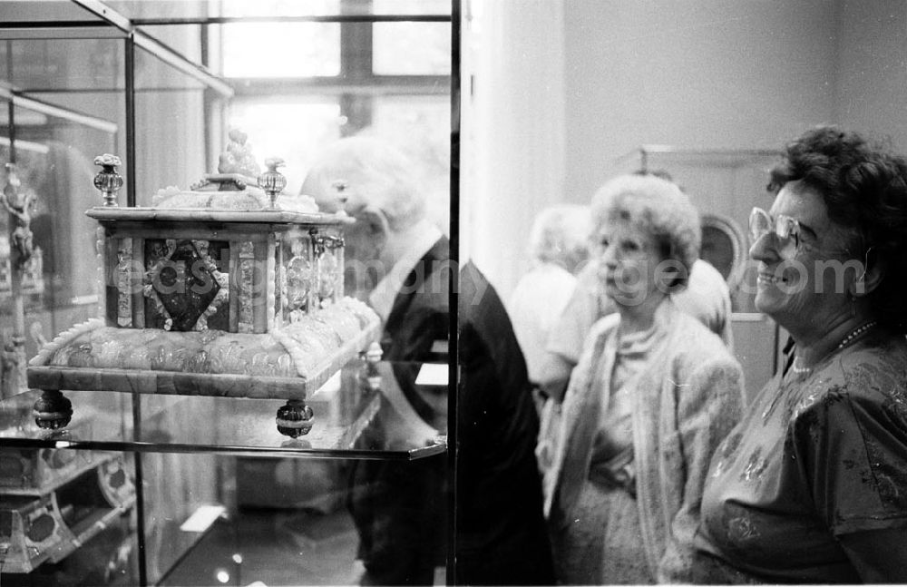 GDR photo archive: Berlin - Bernsteinausstellung im Schloss Britz Umschlagsnr.: 72