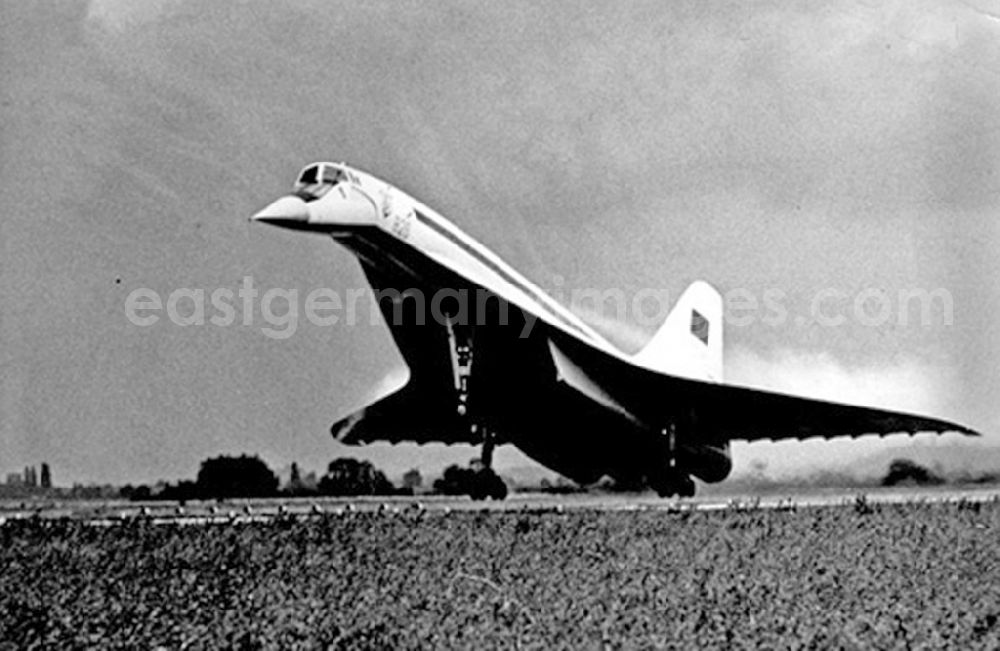 GDR picture archive: Vnukovo - Supersonic airliner Tupolev TU-144 to the International Traffic in Vnukovo airport in Russia