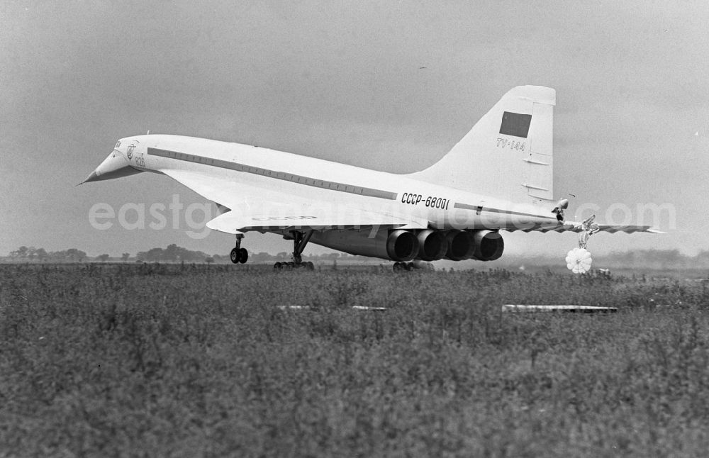GDR photo archive: Vnukovo - Supersonic airliner Tupolev TU-144 to the International Traffic in Vnukovo airport in Russia